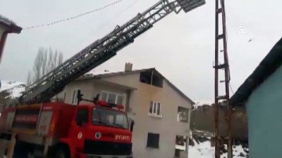 elektrik diregi - Elektrik direğinde mahsur kalan kediyi itfaiye kurtardı - SİVAS Videosu