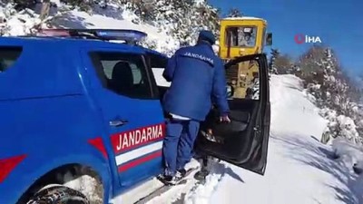  Karda mahsur kalan bekçiyi jandarma ve belediye ekipleri kurtardı