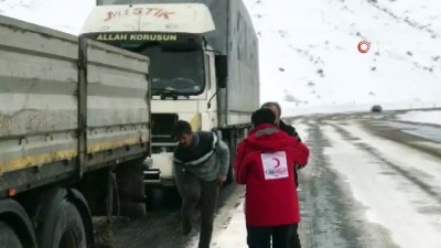  Kızılay, yolda kalanlara kumanya dağıttı
