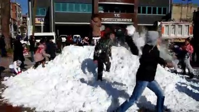 kar yigini - Turgutlu'da çocuklar taşıma kar üzerinde eğlendi - MANİSA Videosu