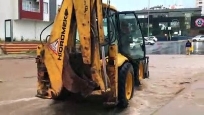 Ulaşıma kapanan yoldaki moloz temizleniyor - MERSİN 