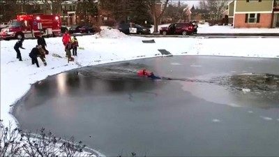  | İtfaiye ekibi donan gölete düşen çocuğu son anda kurtardı 