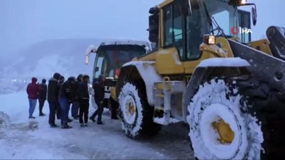  Yolcu otobüsü kara saplandı, trafik kilitlendi