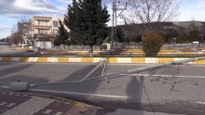 elektrik diregi - Barakanın çatısından kopan parçalar hasara yol açtı - ADIYAMAN  Videosu