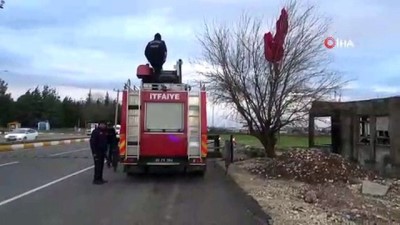  Fırtınada kopan dev Türk bayrağı ekipleri seferber etti 