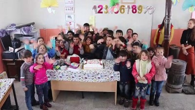 Gönüllü gençler köy çocuklarını sevindirdi - VAN 