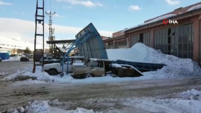  Kahramanmaraş'ta şiddetli rüzgar çatıları uçurdu