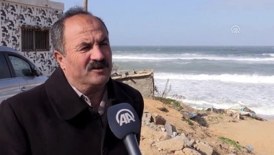Mısır balıkçı teknesi Gazze sahillerine sürüklenip parçalandı
