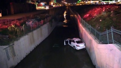 Otomobil atık su kanalına devrildi - ADANA