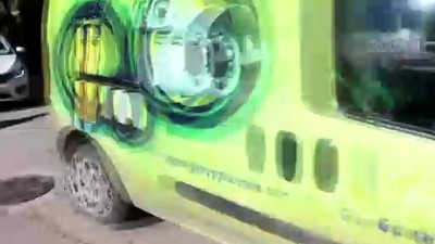 siddetli ruzgar - Şiddetli rüzgar - Ağacın otomobilin üstüne devrilme anı - ADANA Videosu