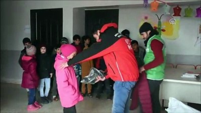 Suriyeli yetimlere mont ve çizme yardımı yapıldı 