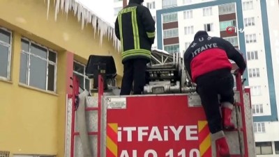 buz sarkiti -  Tehlike saçan buz sarkıtları temizlendi  Videosu