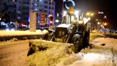  Tonlarca kar kamyonlarla taşındı