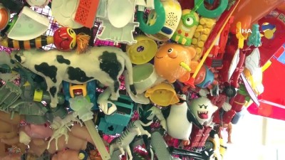  Atık oyuncaklardan dev heykel yaptılar