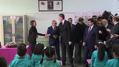 kitap okuma - Bakan Selçuk, öğrencilere karne dağıttı - ANKARA Videosu