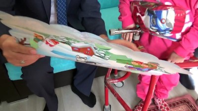 engelli ogrenci -  Kanser hastası ve engelli öğrencinin evde karne heyecanı Videosu