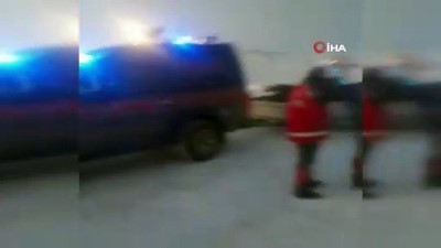 yuksek ates -  Kar nedeniyle yolları kapanan köylerde mahsur kalan hastalar 6 saatlik çalışmayla hastaneye yetiştirildi Videosu