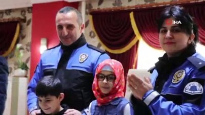 toplum destekli polislik -  Şehit meslektaşının çocuğuna karne verirken gözyaşlarına boğuldu Videosu