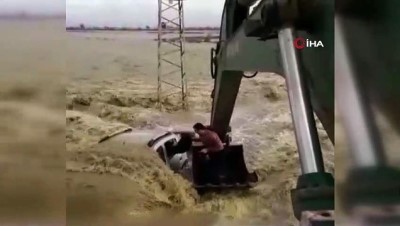 kepce operatoru - Sel sularına gömülen otomobildeki iki kişinin kepçeyle kurtarılma anı kamerada  Videosu