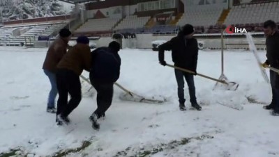 Stadyumlarda kar temizleme mesaisi