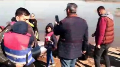 Bahçesi sular altında kalan evden botla kurtarıldılar - ADANA