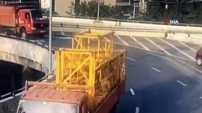  - Çin'de seyir halindeki araçtan düşen çocuk ölümden döndü 