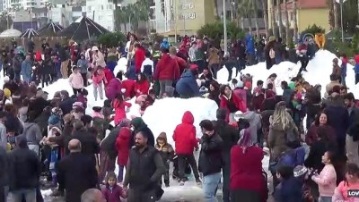 karne hediyesi - Kar şenliğinde sucuk ekmek izdihamı - MERSİN Videosu