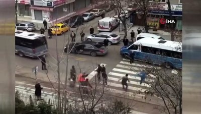 arbede -  Ortalık savaş alanına döndü...Başkent'te kaza sonrası arbede kamerada  Videosu