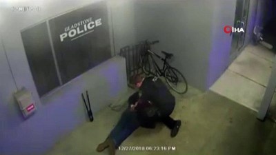 maskeli hirsiz -  - Acemi Hırsız Polis Karakolu Önündeki Bisikleti Çalmaya Çalıştı  Videosu