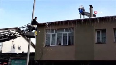 buz sarkitlari -  Adilcevaz Belediyesinden buz sarkıtlarını temizleme çalışması  Videosu