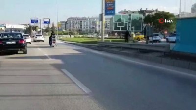 uttu -  Akan trafikte motosikletle merdiven taşıdılar  Videosu