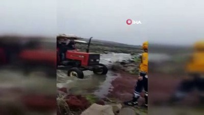 uttu -  Hamile kadın dereden traktörle geçirilip, ambulansa ulaştırıldı  Videosu