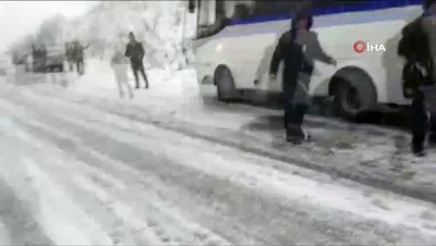 kar kureme araci -  Kar küreme aracının devrilme anı saniye saniye böyle görüntülendi  Videosu