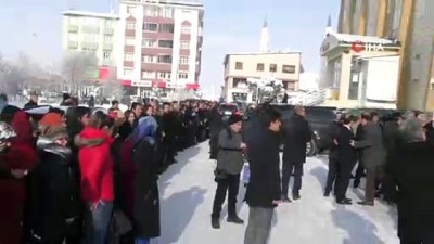 veda toreni -  Soğuk havaya rağmen Vali Bilmez'i uğurlamak için uzun kuyruklar oluştu  Videosu