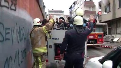 mahsur kaldi -  Sultangazi’de can pazarı...Yangında mahsur kalan anne ve 4 çocuğu kurtarıldı Videosu