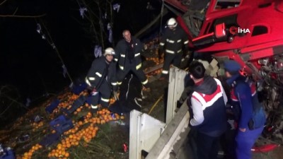 tahkikat -  Yalova’da portakal kamyonu devrildi: 1 ölü Videosu