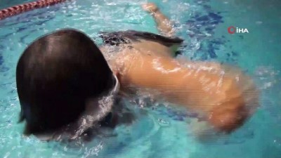 yuzme havuzu -  11 yaşındaki Muhammet Enes Sarı, kulaçlarıyla engelleri aşıyor Videosu