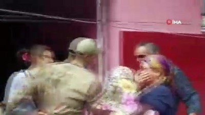 tezkere -  Alaşehirli askerden ailesini ağlatan sürpriz...Bir anda karşısında asker olan oğlunu gören anne, sevinç gözyaşlarına boğuldu  Videosu