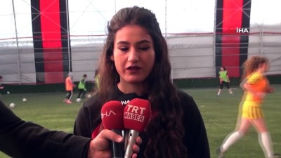 kadin futbolcu - Bitlisli kadınlar ilk antrenmana çıktı  Videosu