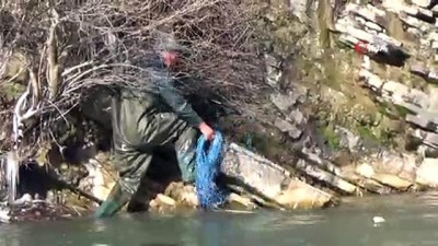 balik turu -  Dondurucu soğuğa aldırış etmeden kayalıklarda balık avlıyorlar  Videosu