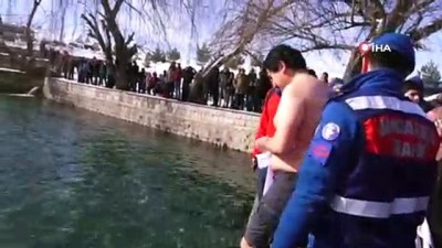 yuzme -  Eksi 3 derecede kulaç attılar  Videosu