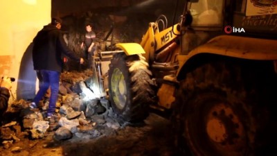  Kula’da bahçe duvarı yıkıldı 