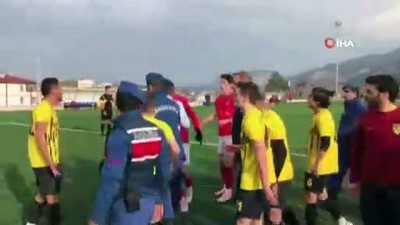 kirmizi kart - Dostça başlayan maç olaylı bir şekilde sona erdi  Videosu