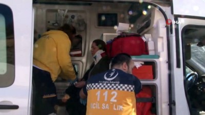  Otomobil minibüse çarptı: 3 yaralı 