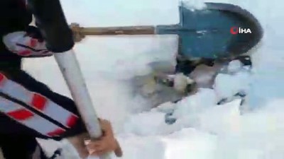 kar yigini -  Üzerine kar yığını düşen donmak üzereyken kurtarıldı  Videosu