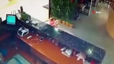 yuruyen merdiven -  Çin'de yürüteçteki bebek yürüyen merdivenlerden yuvarlandı  Videosu