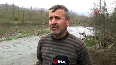 yakin plan -  Hayvan atıklarını dereye atıp, doğayı kirlettiler  Videosu