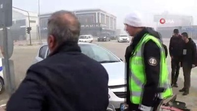  İnegöl'de iki araç çarpıştı 