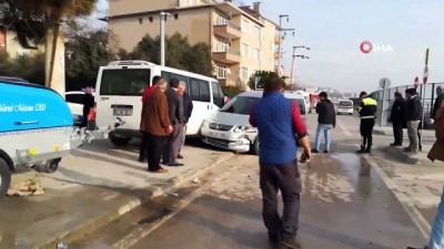  Kaza yapan iki araç yayaların arasında daldı: 3 yaralı