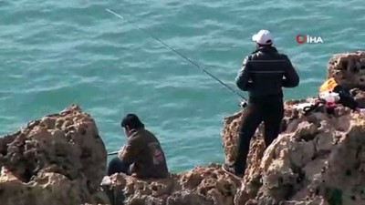 amator balikci -  Uyarılar fayda etmiyor, 30 metrelik falezlerde balık avı  Videosu